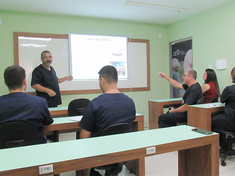 Médicos Veterinários em aula no CEV